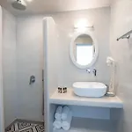 Akrotiri Hotel
