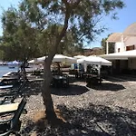 Akrotiri Hotel 2*