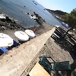 Akrotiri Hotel