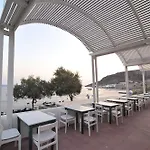 Hotel Akrotiri 2*