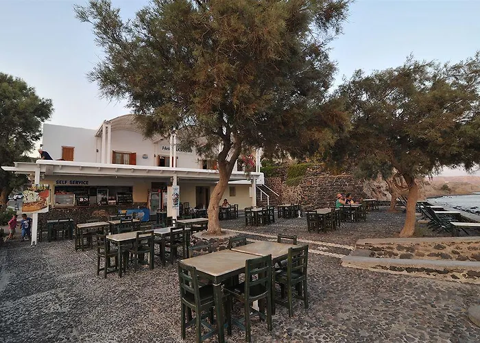 Akrotiri Hotel